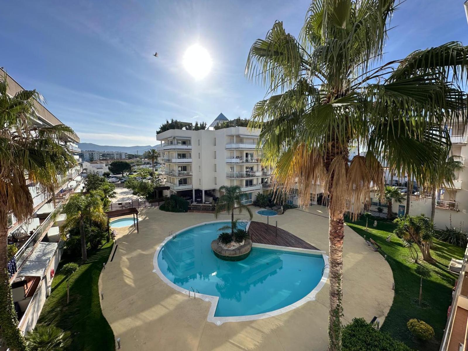 Bonito Piso En Con Piscina Y Parking Av-66 Apartment Roses